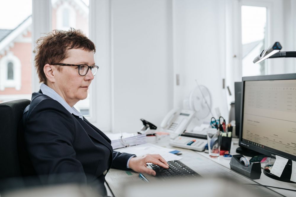 Steuerberaterin am Computer