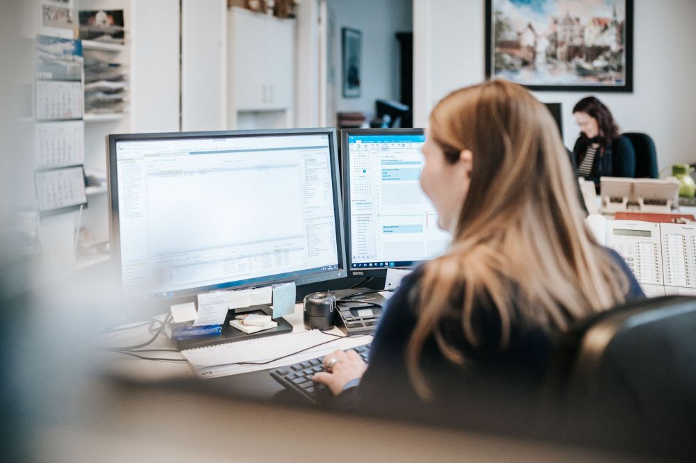 Steuerfachangestellte am Computer