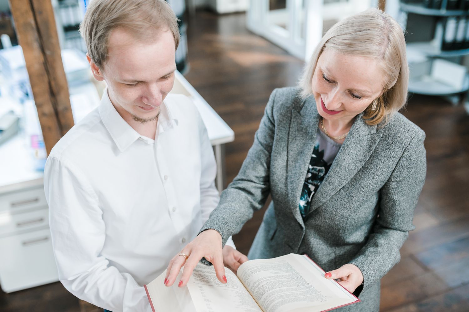 Auszubildender Steuerberater mit Mitarbeiter